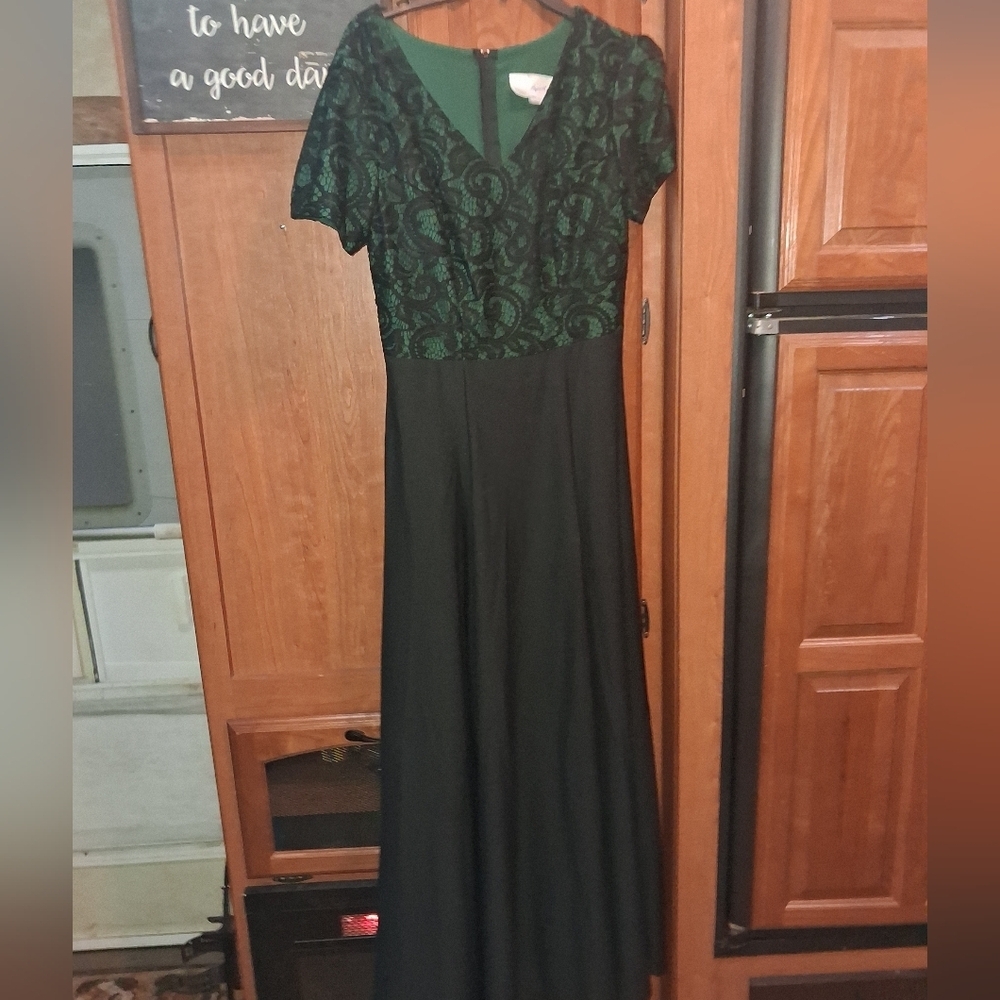 Southeastern Performance Apparel Elegant Green and Black Lace Dress Size 10.